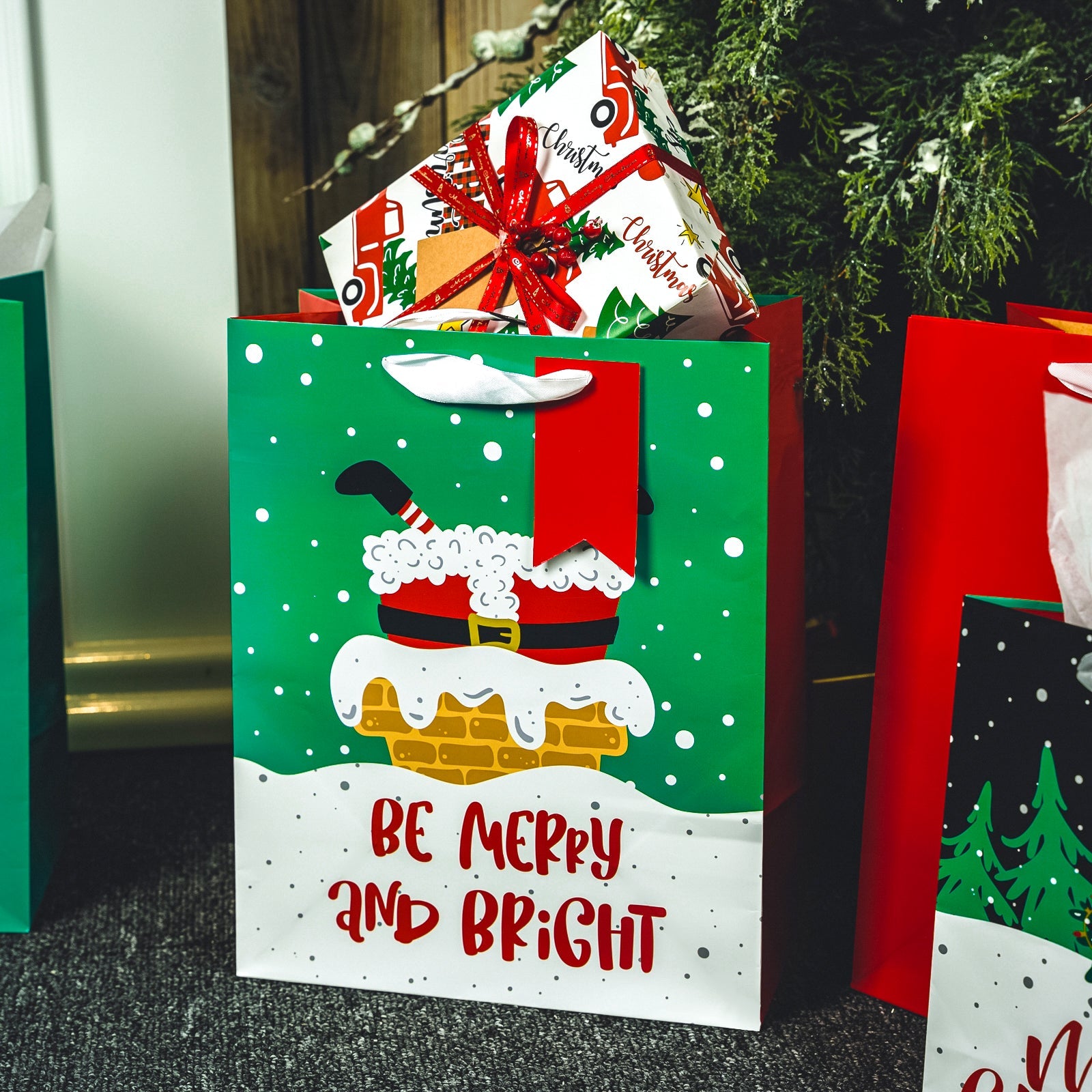 Assort Medium & Large Christmas Gift Bag Snowflake - 8 Pack