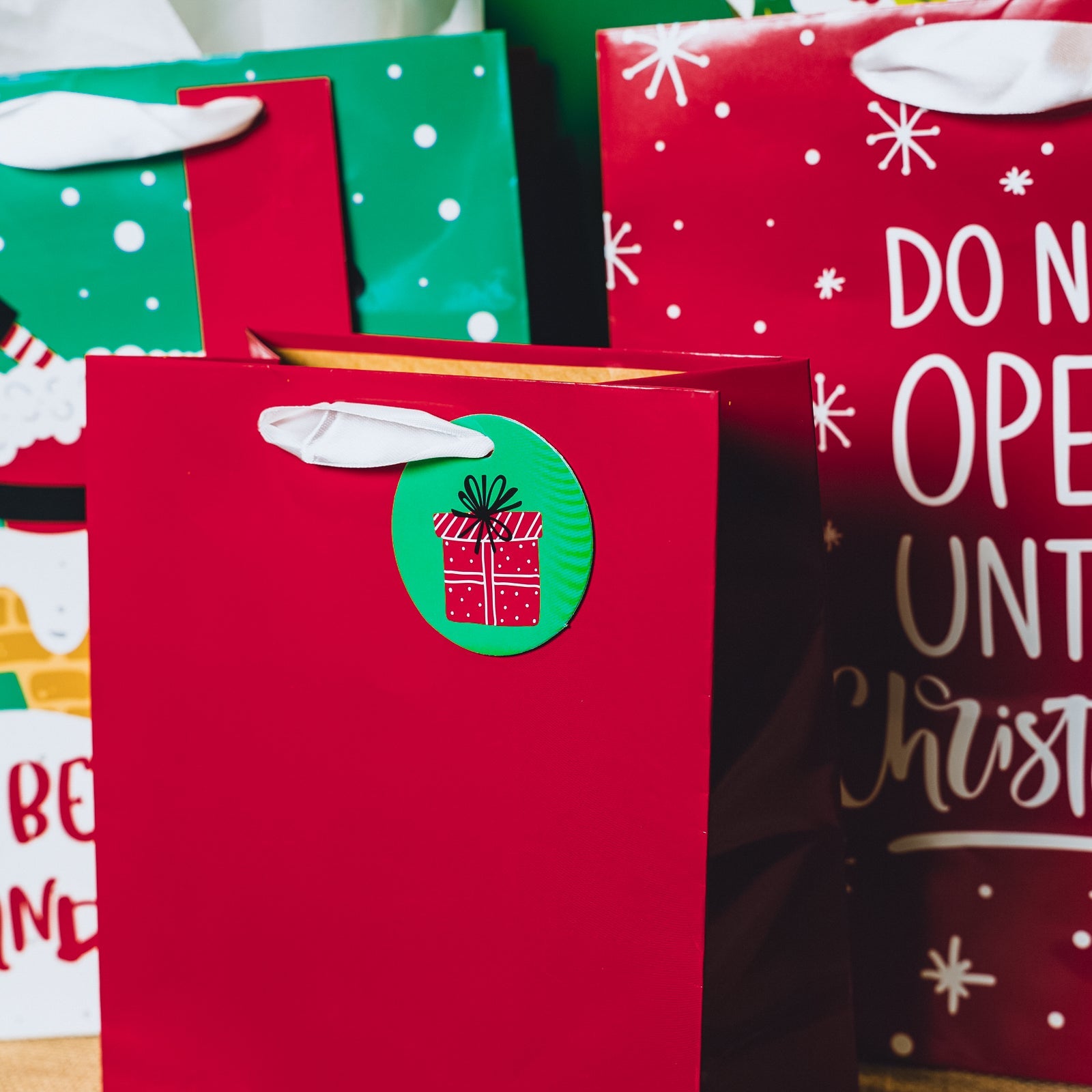 Assort Medium & Large Christmas Gift Bag Snowflake - 8 Pack